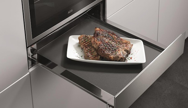 Een warmhoudlade met een warm te houden steak.
